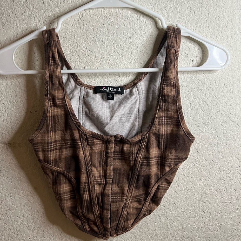 a crop top shirt
